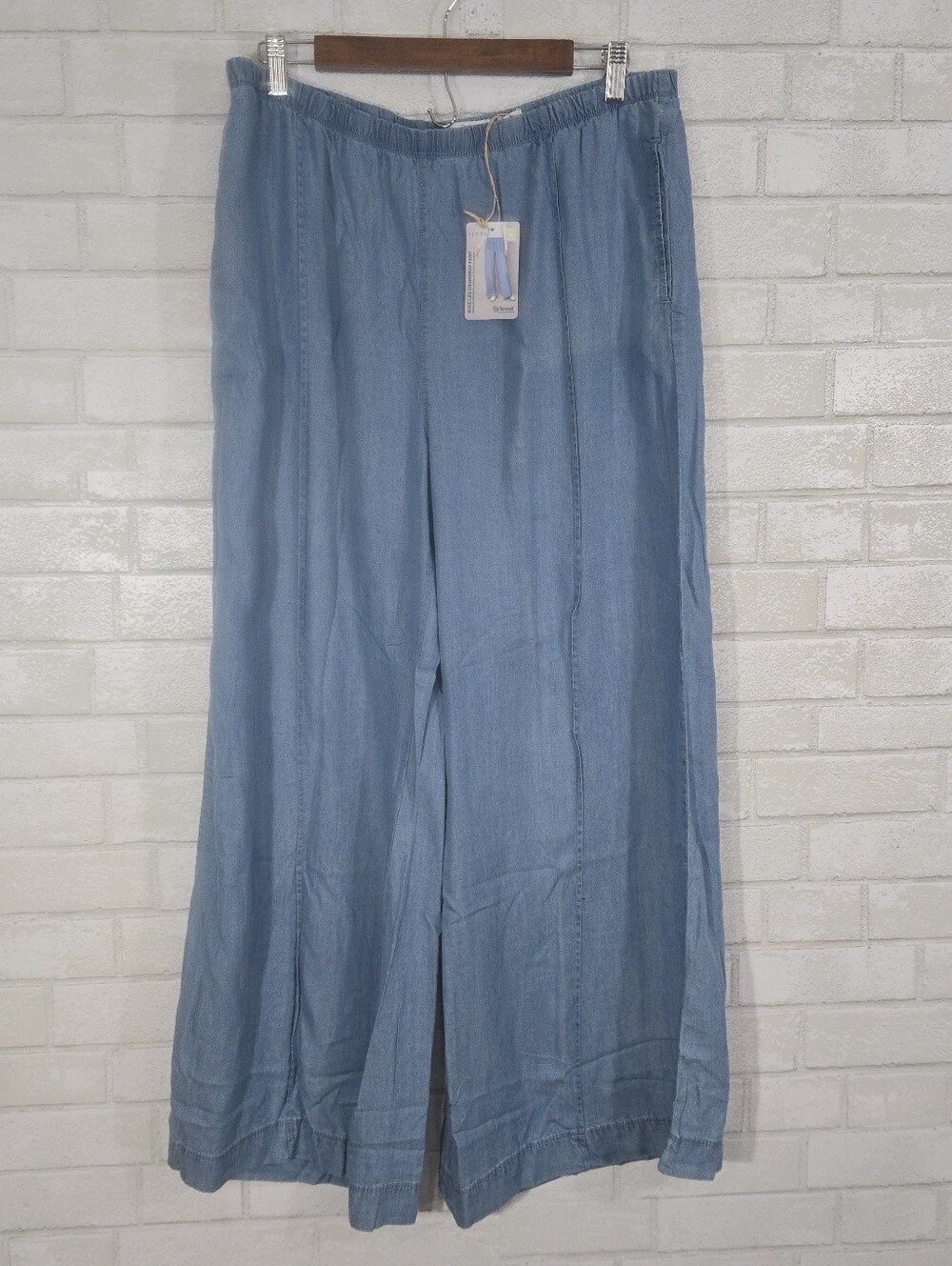 Serra NWT wide leg chambray pant